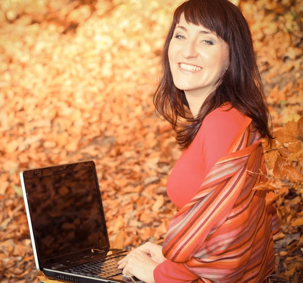 Vintage Photo, lachende vrouw met laptop in herfst Park — Stockfoto