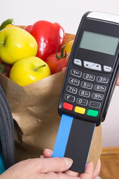 Mano de mujer mayor usando terminal de pago con tarjeta de crédito, sin efectivo pagando por las compras — Foto de Stock