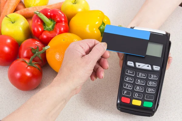 Χέρι των ανώτερων γυναίκα χρήση τερματικού πληρωμών με ανέπαφη πιστωτική κάρτα, πληρώνουν για ψώνια — Φωτογραφία Αρχείου