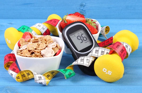 Glucometer con nivel de azúcar, alimentos saludables, pesas y centímetros, diabetes, estilo de vida saludable y deportivo —  Fotos de Stock