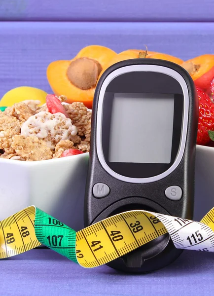 Medidor de glicose, alimentos saudáveis e centímetro, diabetes e estilo de vida saudável — Fotografia de Stock