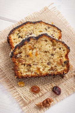 Beyaz tahtalar üzerinde taze pişmiş meyveli kek