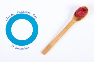 Dünya diyabet günü sembolü ve beyaz arka plan üzerinde taze ahududu