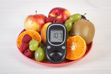Şeker Ölçüm ve taze meyve tabağı, diyabet ve sağlıklı beslenme
