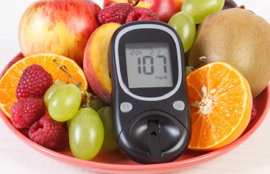 Şeker Ölçüm ve taze meyve tabağı, diyabet ve sağlıklı beslenme