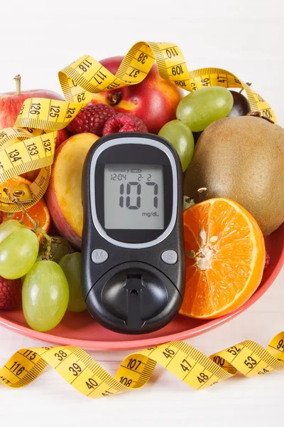 Glucosímetro, frutas frescas en plato y centímetro, diabetes y nutrición saludable —  Fotos de Stock