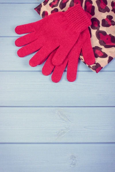 Foto d'epoca, Guanti di lana e scialle per donna su tavole, abbigliamento per l'autunno o l'inverno — Foto Stock