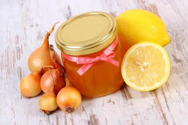ガラスの瓶、玉ねぎとレモン、健康栄養、免疫力の強化で新鮮なオーガニック蜂蜜 — ストック写真