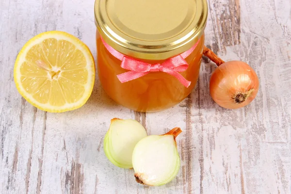 在玻璃罐、 洋葱、 柠檬、 健康营养和增强免疫力的新鲜有机蜂蜜 — 图库照片