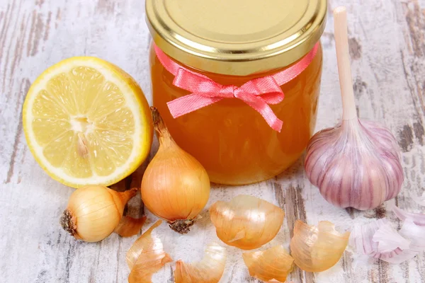 Honey in glass jar, onion, lemon and garlic, healthy nutrition and strengthening immunity — Stok fotoğraf