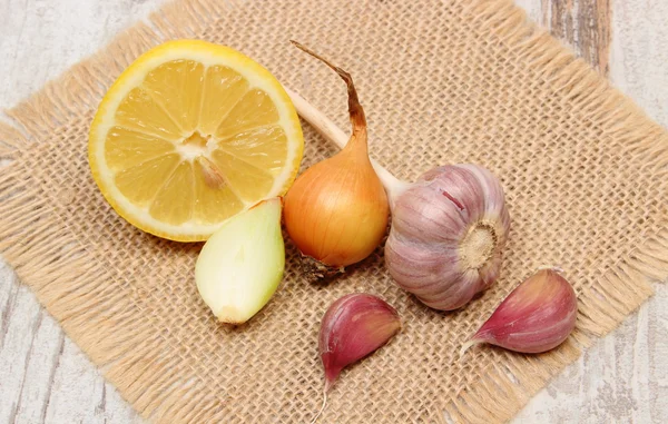 Frische Zwiebeln, Knoblauch und Zitrone, gesunde Ernährung und Stärkung der Immunität — Stockfoto