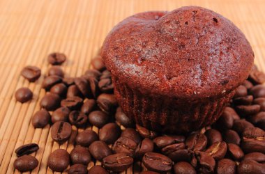 Taze pişmiş çikolata kek ve kahve taneleri