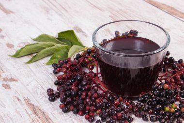 Demet taze mürver suyu eski ahşap arka plan, sağlıklı beslenme ile