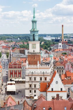Poznan, Polonya - 28 Haziran 2016: Town hall, eski ve modern binalarda şehir Poznan Polonya