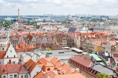 Poznan, Polonya - 28 Haziran 2016: Şehir pazarı, Polonya'nın Poznan kasabasındaki eski ve modern binalar