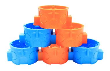 Mavi ve turuncu elektrik kutuları yığını. Beyaz arka plan