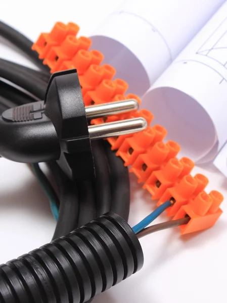 Componentes para instalações eléctricas e rolos de diagramas — Fotografia de Stock