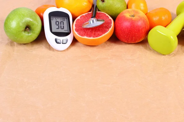 Glucometer, stethoscoop en vers fruit met halters, diabetes, gezonde levensstijl — Stockfoto