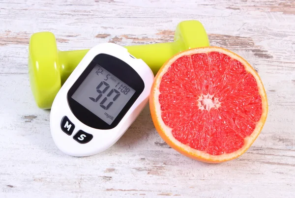 Glukometer, frische Grapefruit und Hanteln für Fitness, Diabetes, gesunden Lebensstil — Stockfoto