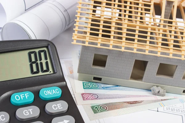 House under construction, calculator and polish currency on electrical drawings, concept of building home — Stock Photo, Image
