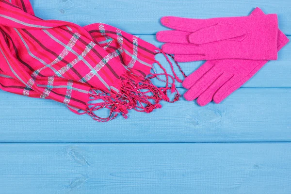 Luvas de lã e xale para mulher em pranchas, roupas para outono ou inverno, espaço de cópia para texto — Fotografia de Stock