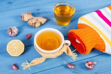 Sıcak su şişesi, çay ve hazırlık ısınma içecek için malzemeler