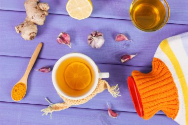 Sıcak su şişesi, çay ve hazırlık ısınma içecek için malzemeler