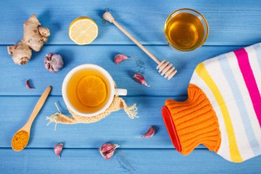 Sıcak su şişesi, çay ve hazırlık ısınma içecek için malzemeler