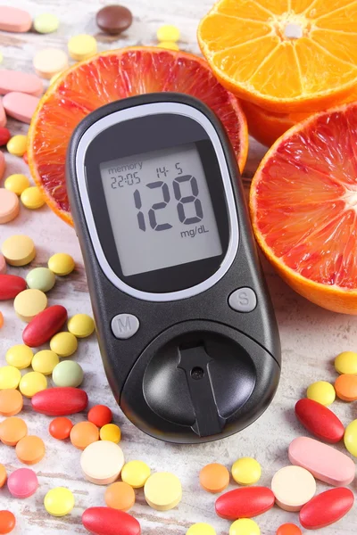 Glucometer con resultado, frutas y coloridas píldoras médicas, diabetes, estilo de vida saludable y nutrición —  Fotos de Stock