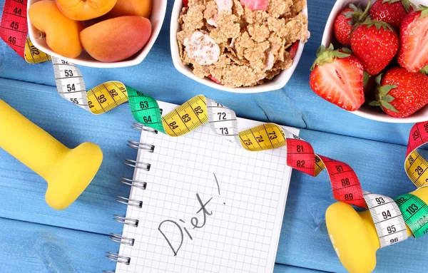 Comida saludable, pesas, centímetros y cuaderno para notas, adelgazamiento, estilo de vida saludable y deportivo —  Fotos de Stock