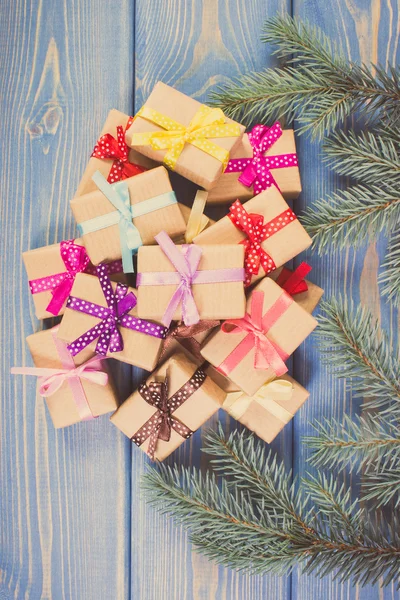 Foto vintage, regalos envueltos con cintas de colores para las ramas de Navidad y abeto —  Fotos de Stock