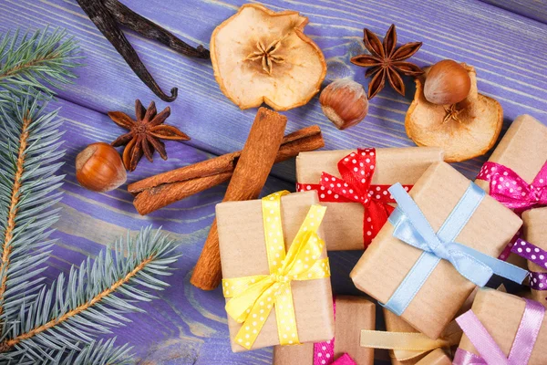 Innpakkede gaver med bånd til jul, krydder og gran – stockfoto