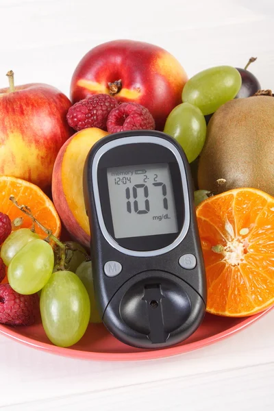 Glukometer och färsk frukt på plattan, diabetes och hälsosam kost — Stockfoto