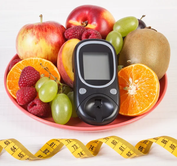 Glukometer, färsk frukt på plattan och centimeter, diabetes och hälsosam kost — Stockfoto