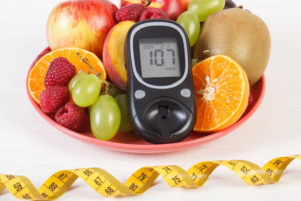 Glucometer, fresh fruits on plate and centimeter, diabetes and healthy nutrition — Stock Photo, Image