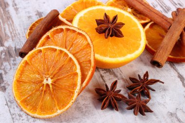 Kurutulmuş ve taze turuncu ile eski ahşap zemin üzerine baharat