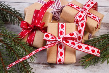 Sarılmış hediyeler ve Noel ya da Sevgililer için çam dalları
