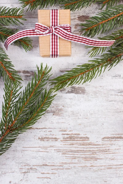 Radbruten gåva och spruce grenar till jul eller Valentines — Stockfoto
