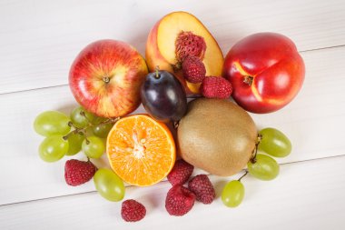 Olgun meyve üzerinde beyaz tahtalar, sağlıklı beslenme