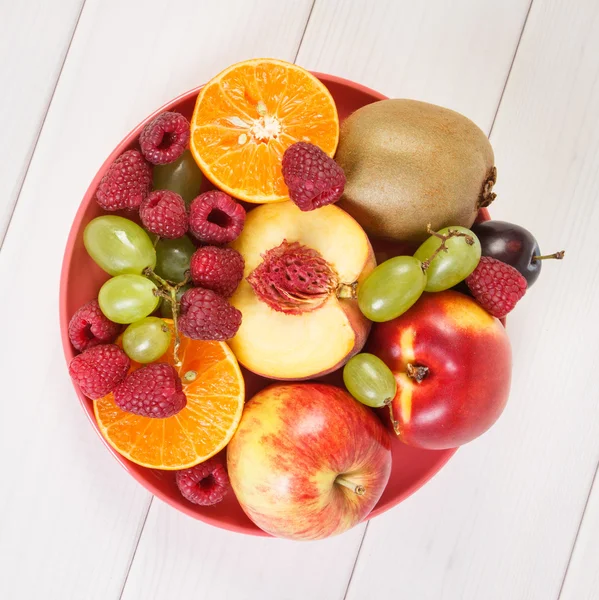 Frutas maduras frescas no prato deitado em placas brancas — Fotografia de Stock