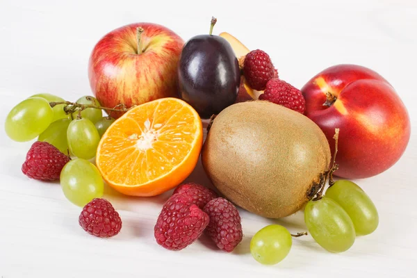 Frutas maduras frescas em tábuas brancas, nutrição saudável — Fotografia de Stock