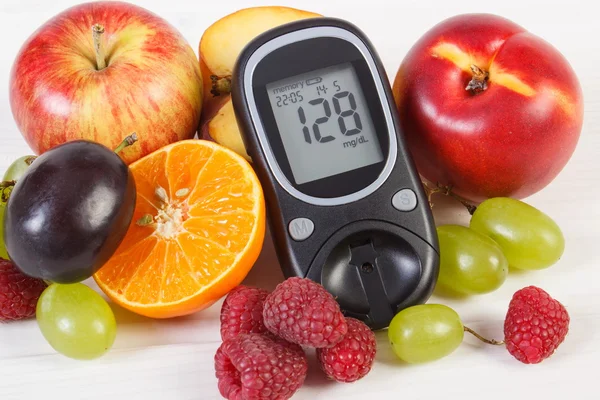 Glucometro e frutta fresca, diabete e nutrizione sana — Foto Stock