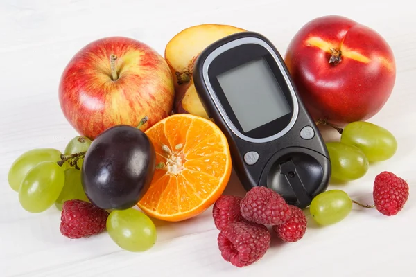 Glucosímetro y frutas frescas, diabetes y nutrición saludable —  Fotos de Stock