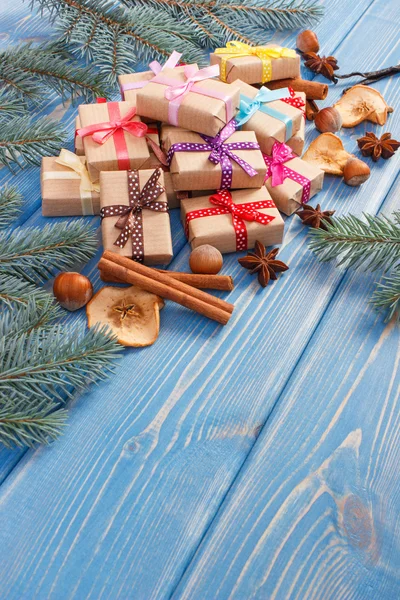 Inslagna presenter med band till jul, kryddor och spruce grenar, kopia utrymme för text — Stockfoto