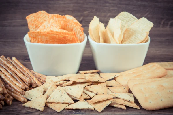 Vintage fotó, halom sózott chips, érdekében, Ropi és a cookie-kat, az egészségtelen élelmiszerek fogalmát — Stock Fotó