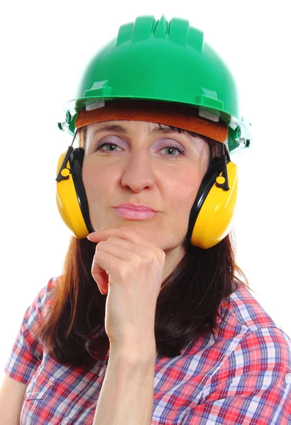 Mulher usando capacete protetor e fones de ouvido — Fotografia de Stock