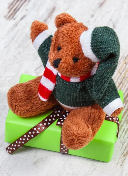 Urso de pelúcia com presente verde para o Natal ou outra celebração — Fotografia de Stock