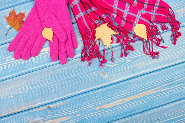 Luvas e xale para mulher em tábuas antigas, roupas para outono ou inverno, espaço de cópia para texto — Fotografia de Stock