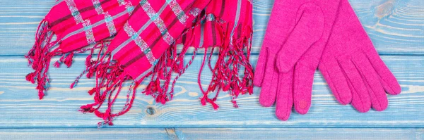 Rękawice i szal dla kobiety na starych tablicach, ubrania na jesień lub zimę — Zdjęcie stockowe