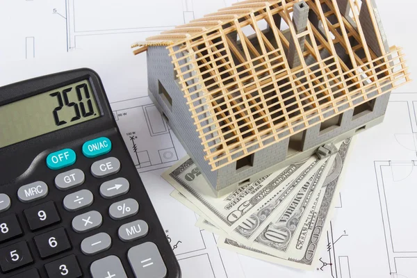 Hus under uppförande, miniräknare och valutor dollar på elritningar, begreppet byggnad hem — Stockfoto